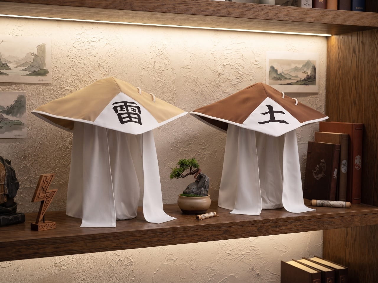 Chapeaux de Kage Naruto, beige au kanji de la foudre et brun au kanji de la terre, posés côte à côte