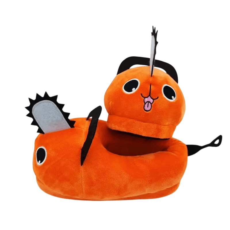 Chausson Pochita en peluche orange avec sa tronçonneuse sur le museau, détouré sur fond blanc