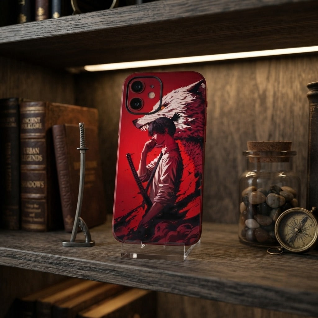 Coque iPhone Chainsaw Man Aki Hayakawa posée sur une étagère en bois éclairée