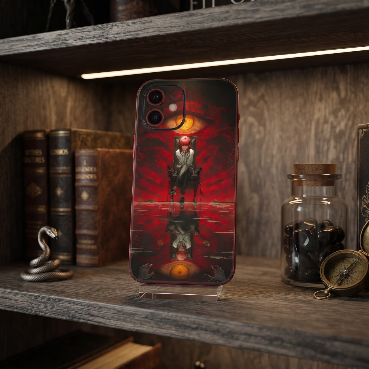 Coque iPhone Chainsaw Man Makima posée sur une étagère en bois éclairée