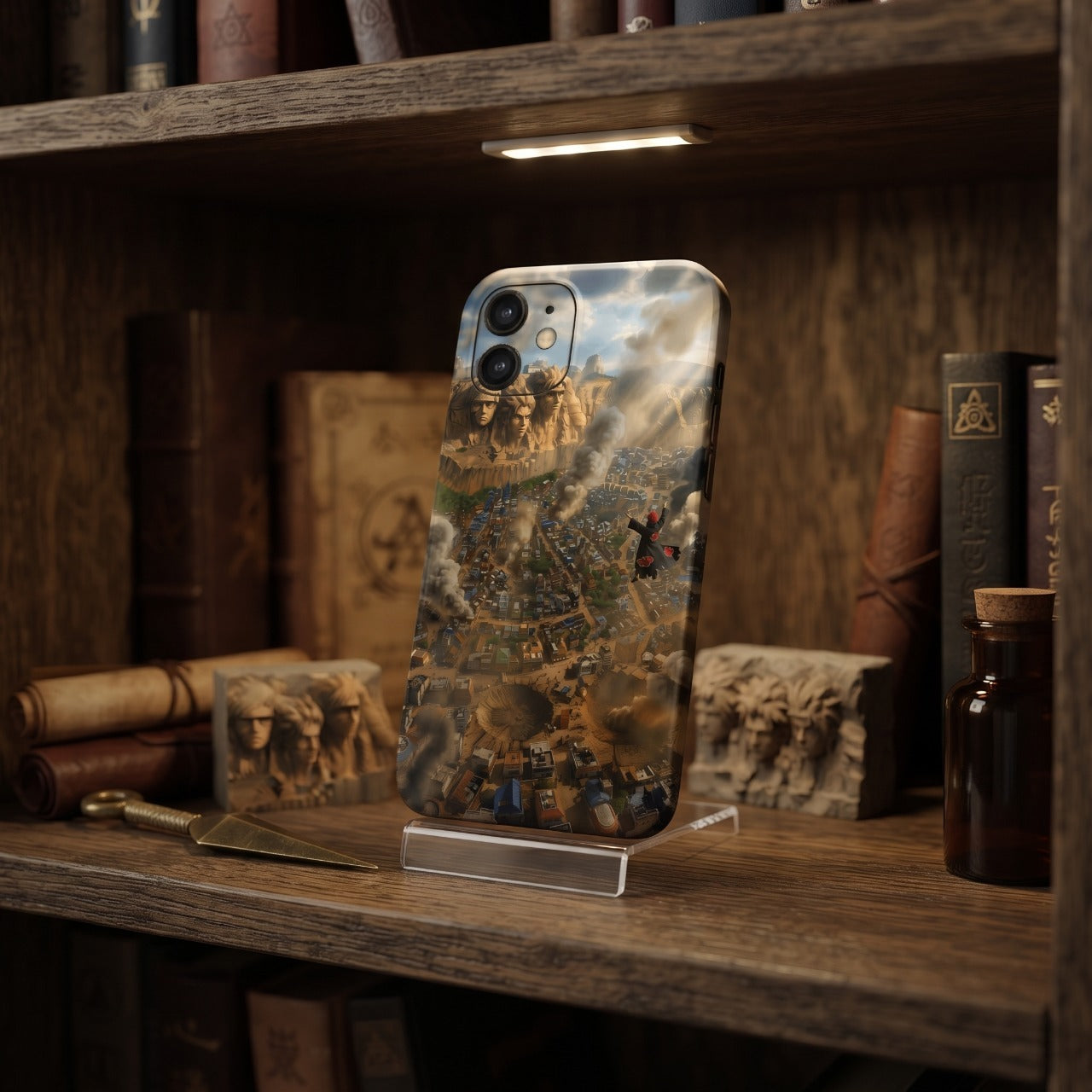 Coque iPhone Naruto assaut de Pain sur Konoha posée sur une étagère en bois avec parchemins et kunai