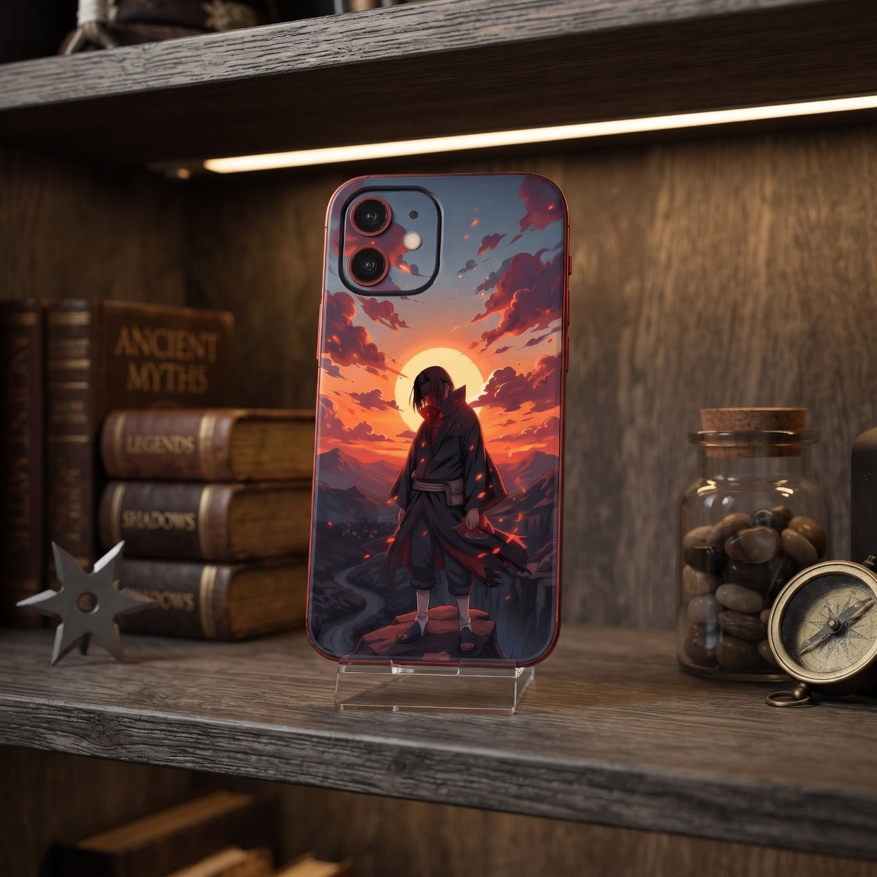 Coque iPhone Naruto Itachi Uchiha posée sur une étagère en bois éclairée
