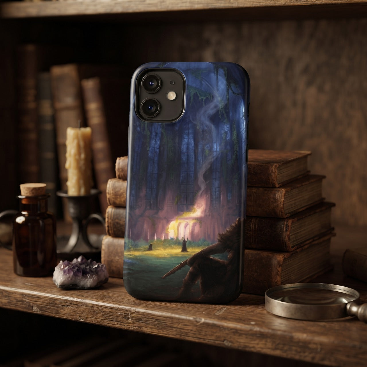 Coque iPhone One Piece Imu et Rocks D. Xebec sur une étagère sombre, illustration bleu nuit et grimoires anciens