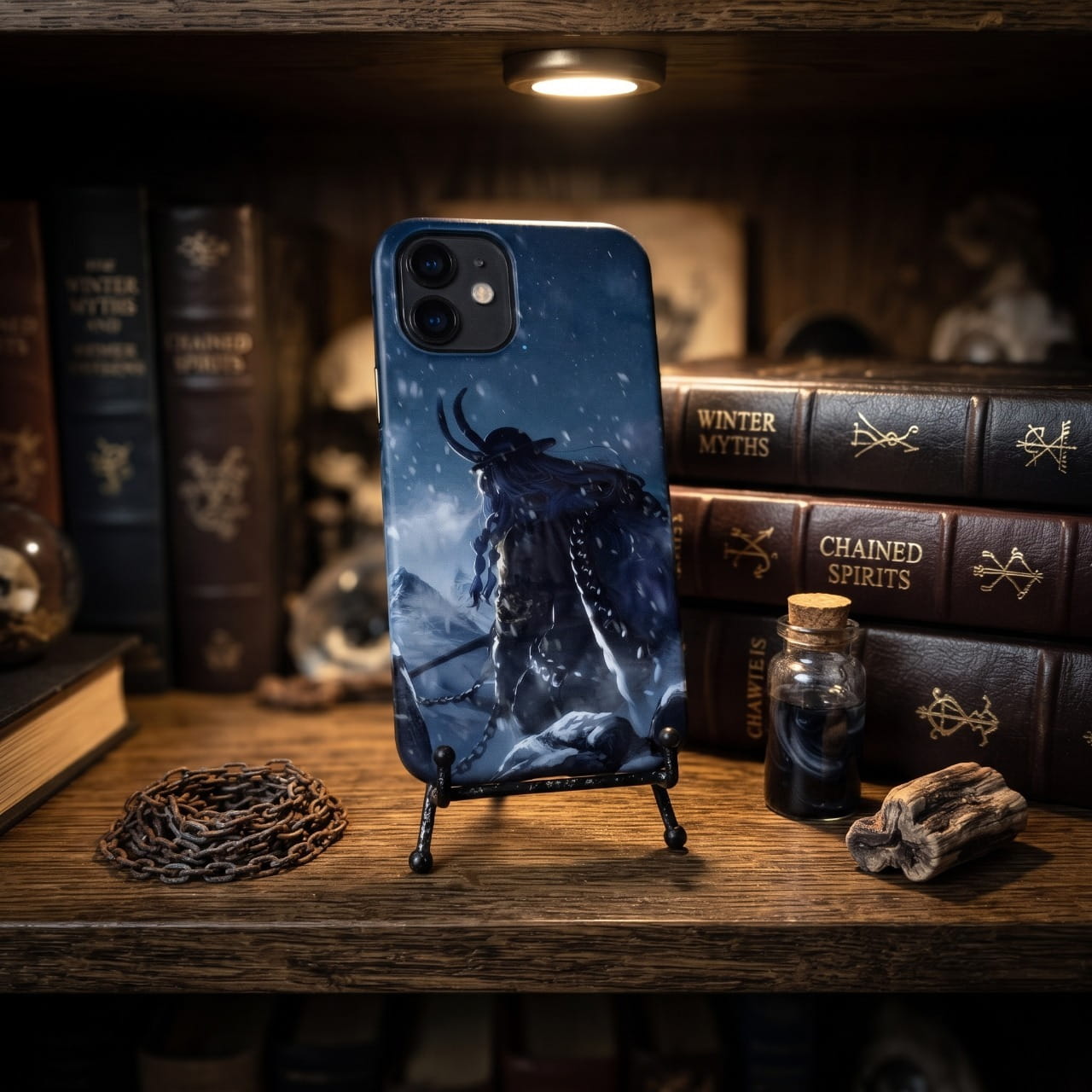 Coque iPhone One Piece Loki prince d'Elbaf, silhouette de géant sous la neige, sur une étagère sombre