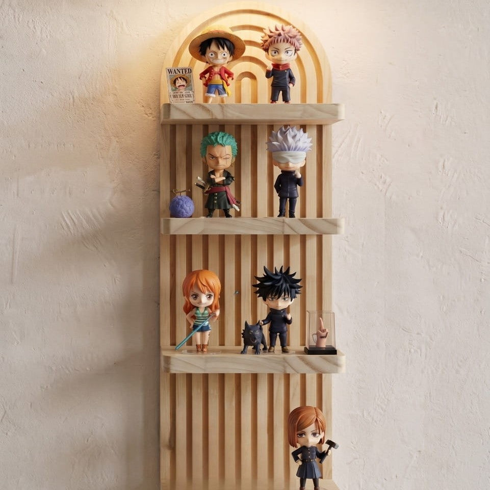Grande étagère murale arche en bois clair éclairée par une applique, quatre niveaux garnis de figurines chibi