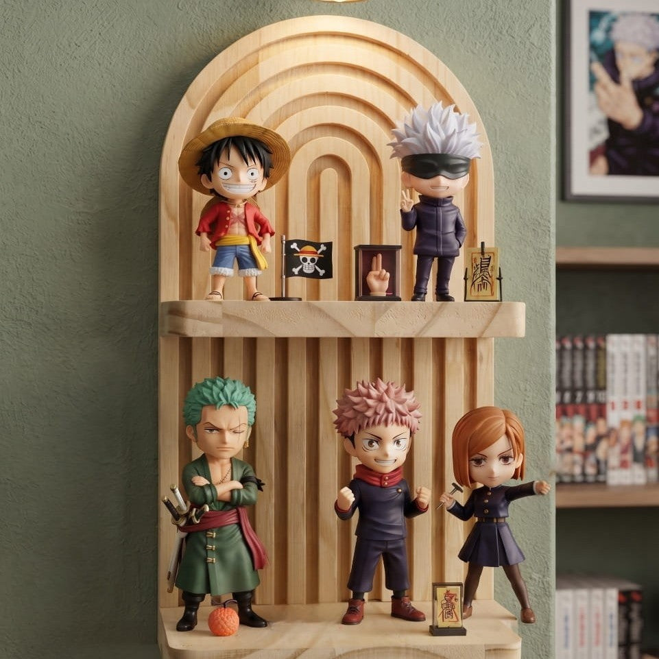 Étagère murale arche en bois clair fixée sur un mur vert, deux niveaux garnis de figurines chibi et de mini-affiches
