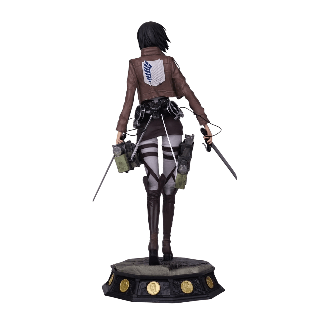 Figurine Mikasa Ackerman 30 cm vue de dos, Ailes de la Liberté sur la veste