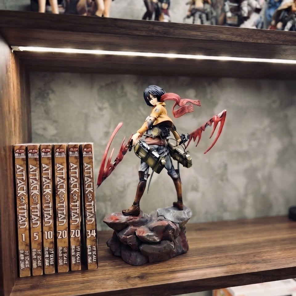 Figurine Mikasa Ackerman combat Attaque des Titans - exposee sur une etagere (decor non inclus)