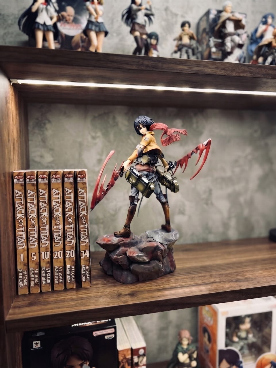 Figurine Mikasa Ackerman combat Attaque des Titans - exposee sur une etagere (decor non inclus)