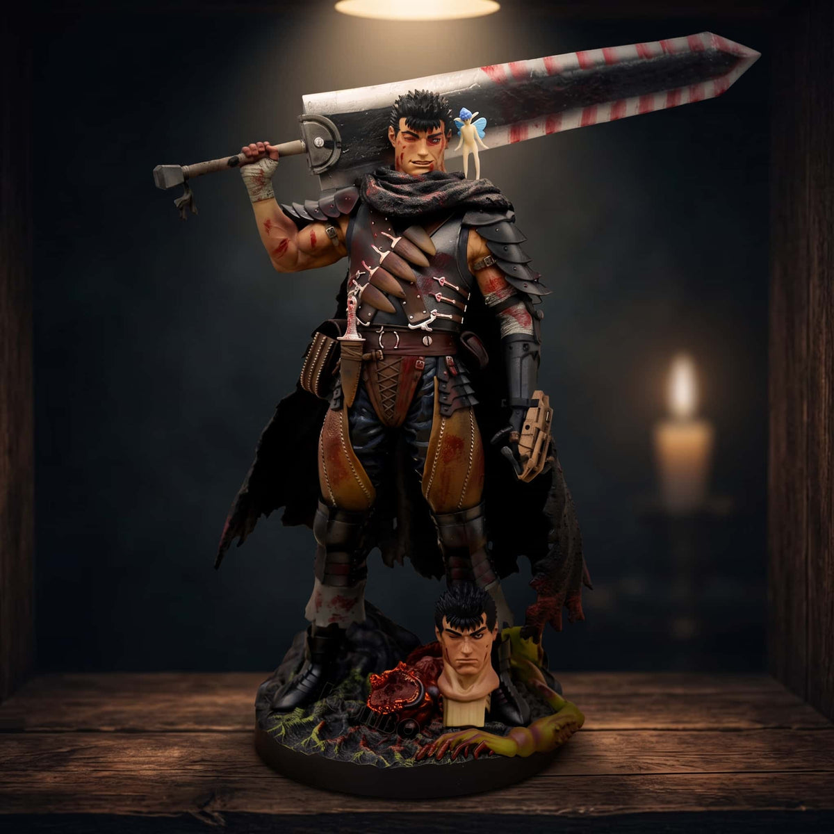Figurine de Guts le Guerrier Noir de 36 cm, épée Dragonslayer sur l'épaule et bras gauche mécanique, la fée Puck posée sur la lame, sur une étagère en bois sombre éclairée par une bougie