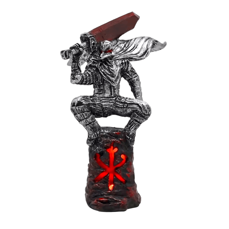 Figurine Guts et la Marque du Sacrifice détourée sur fond noir, armure gris acier et longue écharpe claire, sceau rouge sur le socle