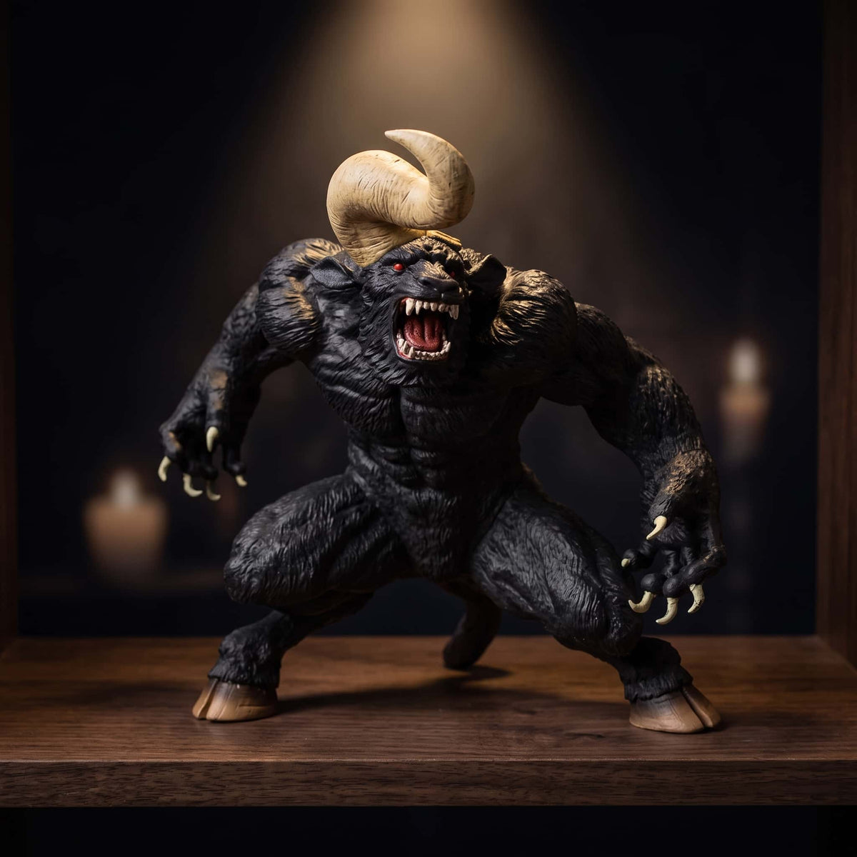 Figurine de Nosferatu Zodd sous sa forme d'apôtre, 22 cm, pelage noir, corne ivoire recourbée et gueule ouverte, sur une étagère en bois sombre