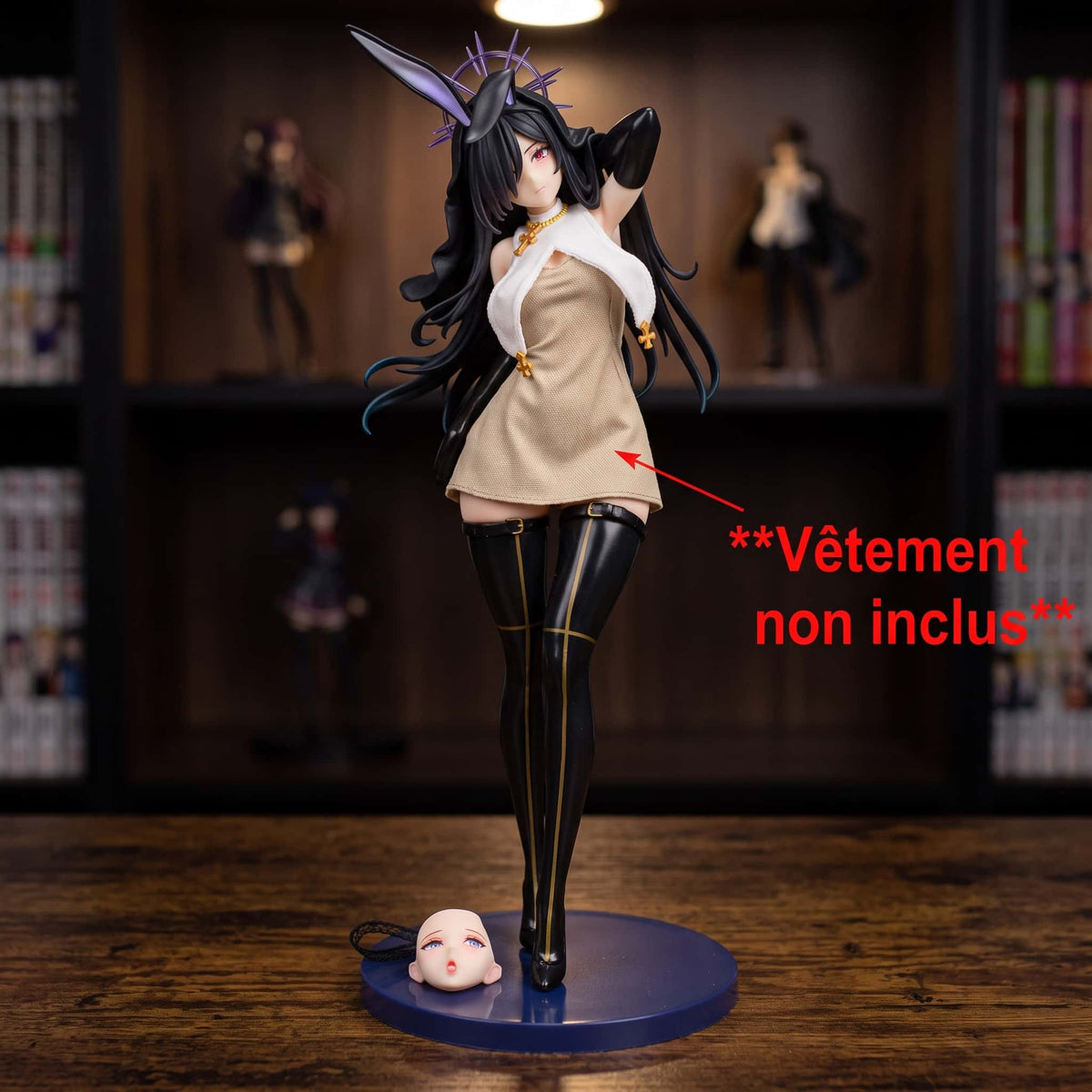 Figurine bishoujo bunny girl 30 cm aux cheveux noirs, auréole violette, gants et cuissardes noirs, présentée avec un pull beige et blanc non inclus sur une étagère (décor non inclus)