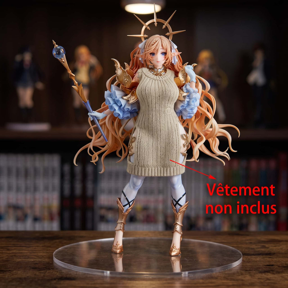 Figurine bishoujo elfe Tiana 32 cm, couronne dorée à rayons et bâton à orbe bleu, présentée avec un pull en maille non inclus sur une étagère (décor non inclus)