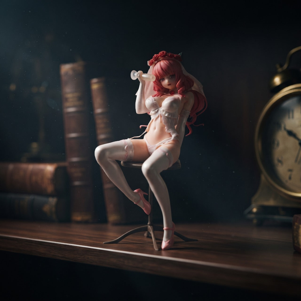 Figurine bishoujo mariée exposée sur une étagère (décor non inclus)