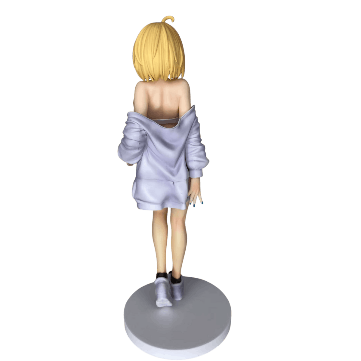 Figurine bishoujo Sophia de dos : sweat lavande jusqu'aux cuisses, chaussettes noires et socle rond gris clair