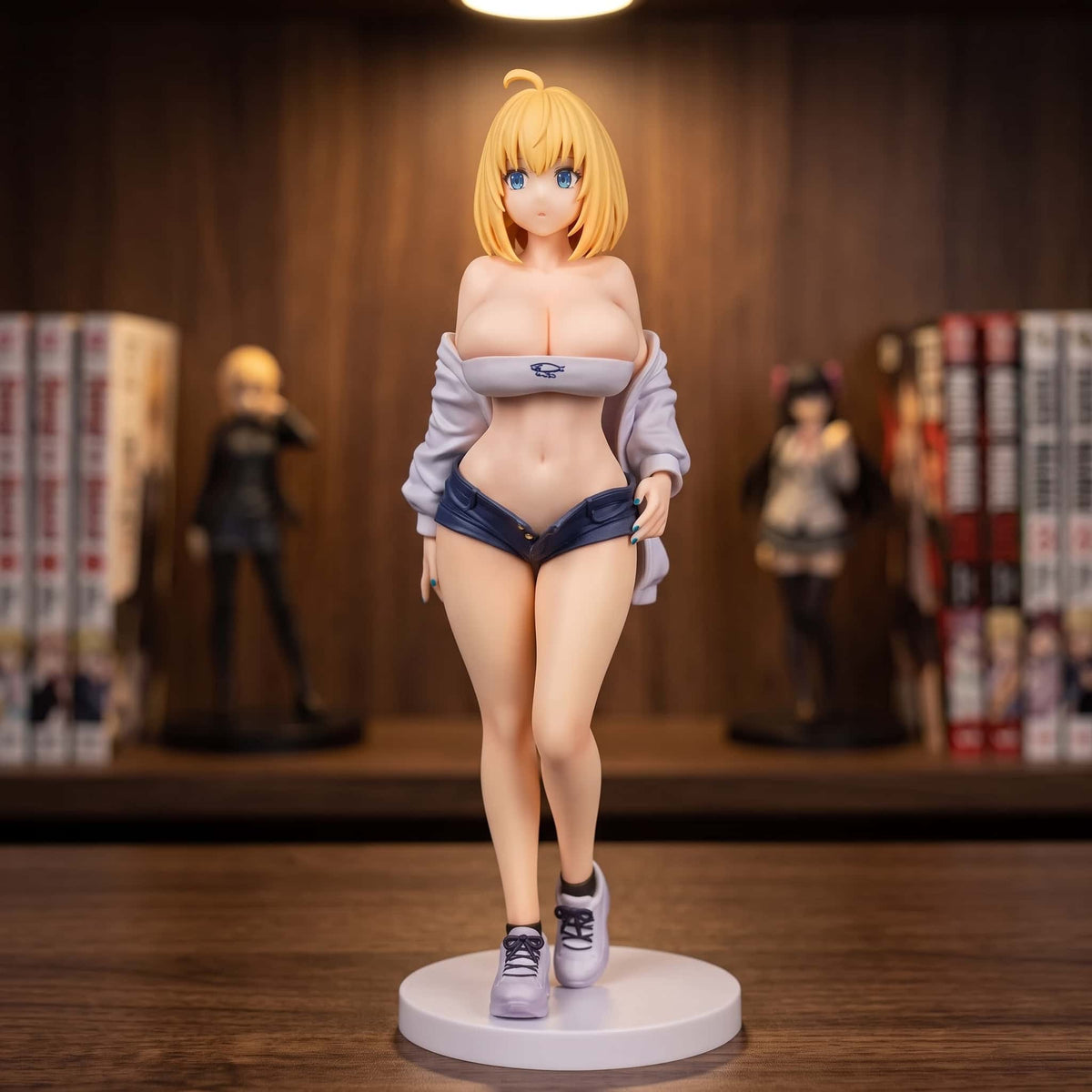 Figurine bishoujo Sophia 26 cm au carré blond, bandeau blanc, mini-short en jean et sweat lavande, exposée sur une étagère (décor non inclus)