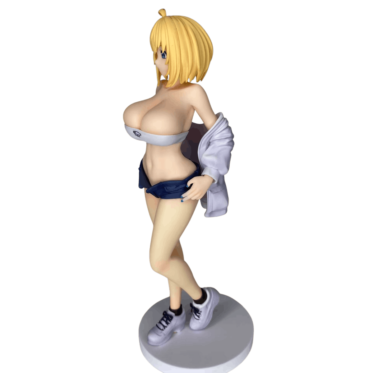 Figurine bishoujo Sophia de profil : sweat lavande glissé sur les bras, main sur le mini-short en jean et baskets blanches