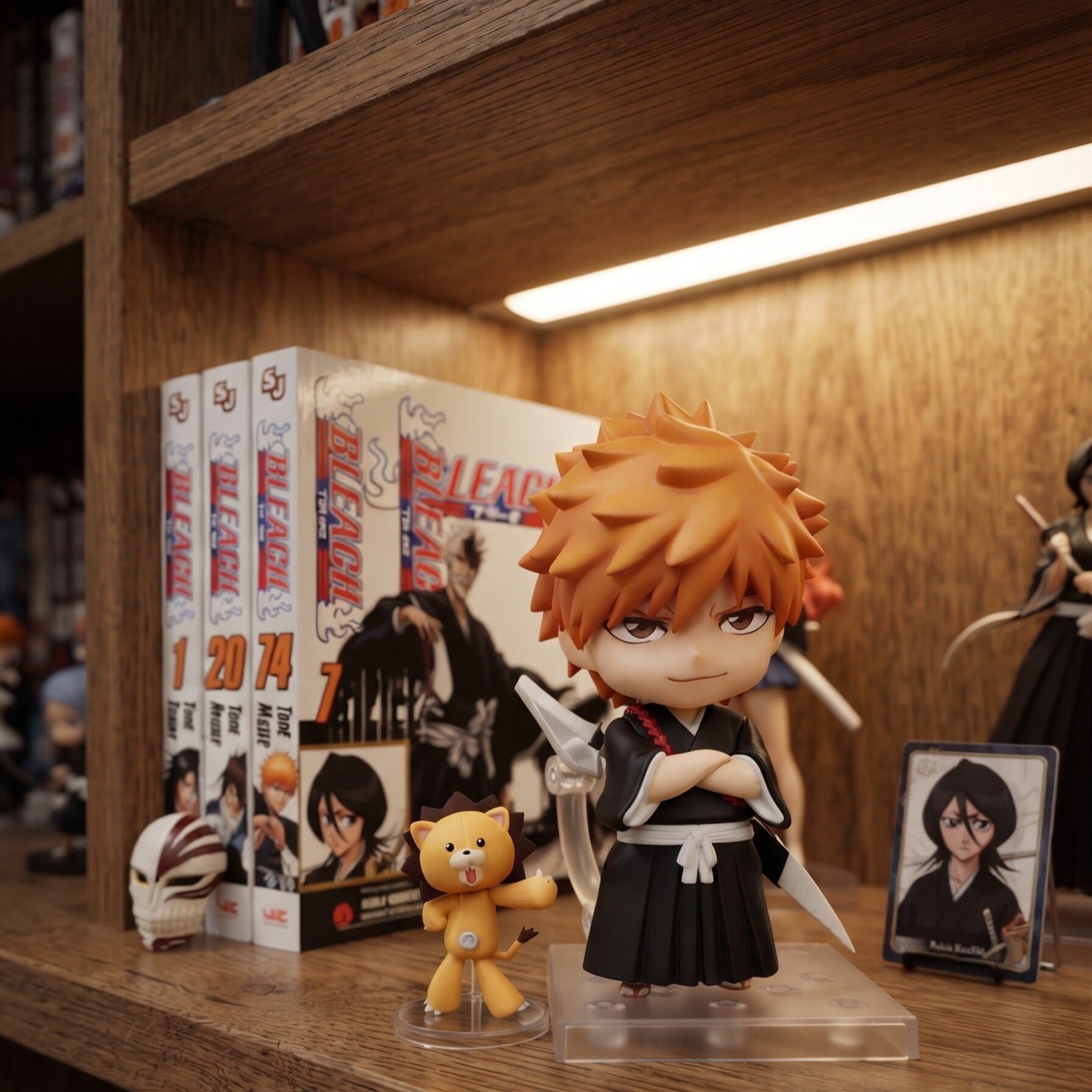 Figurine chibi Ichigo Kurosaki exposée sur une étagère (décor non inclus)