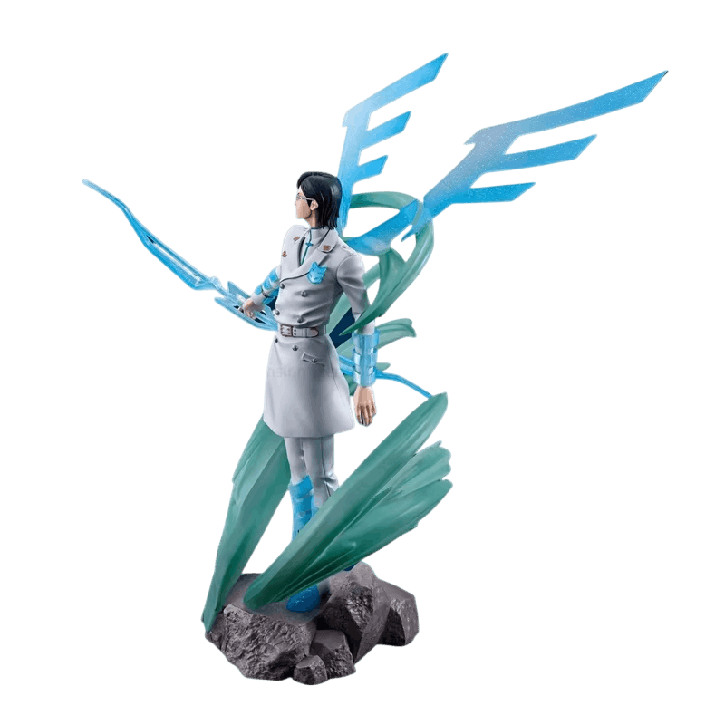 Figurine Uryū Ishida détourée, vue de trois quarts arrière, volutes turquoise et socle de roche grise