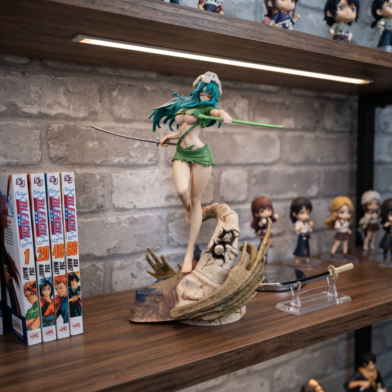 Figurine Nelliel Tu Odelschwanck forme adulte Bleach - exposee sur une etagere (decor non inclus)