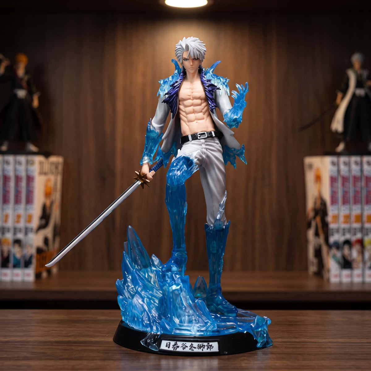 Figurine Toshiro Hitsugaya (Bleach), 28 cm, socle de glace compris — posée sur une étagère en bois.