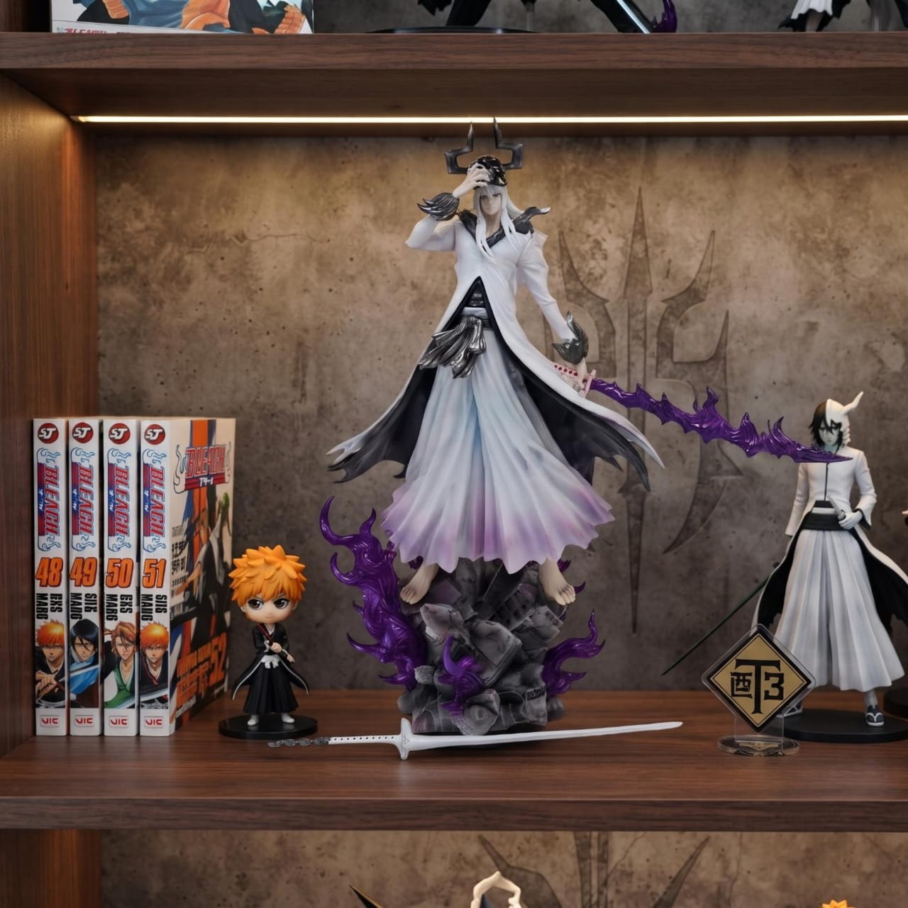 Figurine Ulquiorra Cifer Resurrection Murcielago Bleach - exposee sur une etagere (decor non inclus)