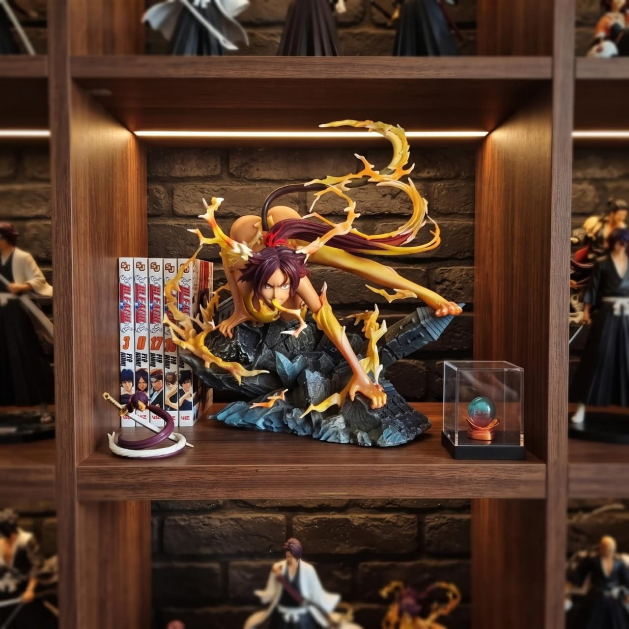 Figurine Yoruichi Shihoin Shunko Bleach - exposee sur une etagere (decor non inclus)