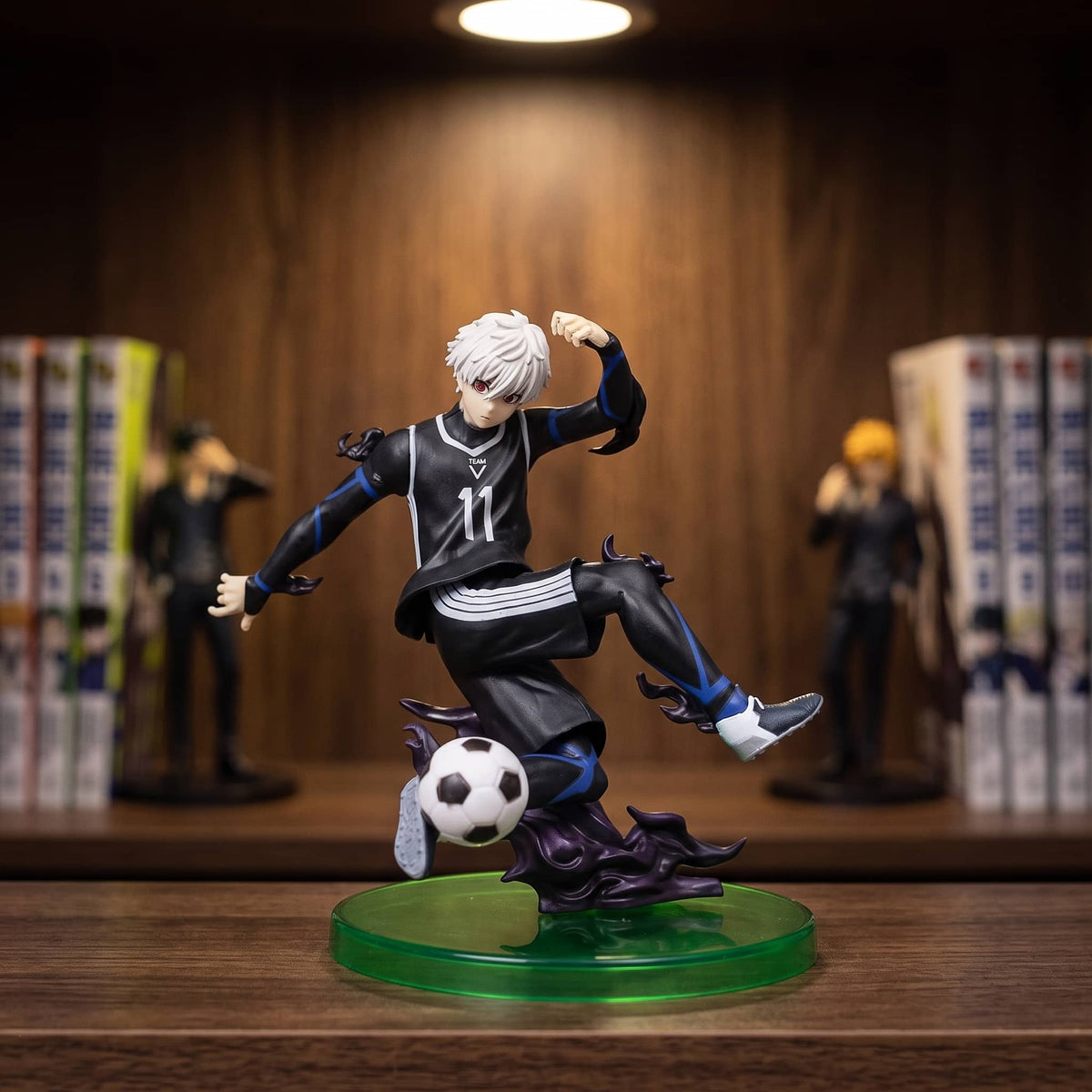 Figurine Nagi Seishiro (Blue Lock), 15,5 cm, en appui bas plutôt qu'en pleine course — posée sur une étagère en bois.