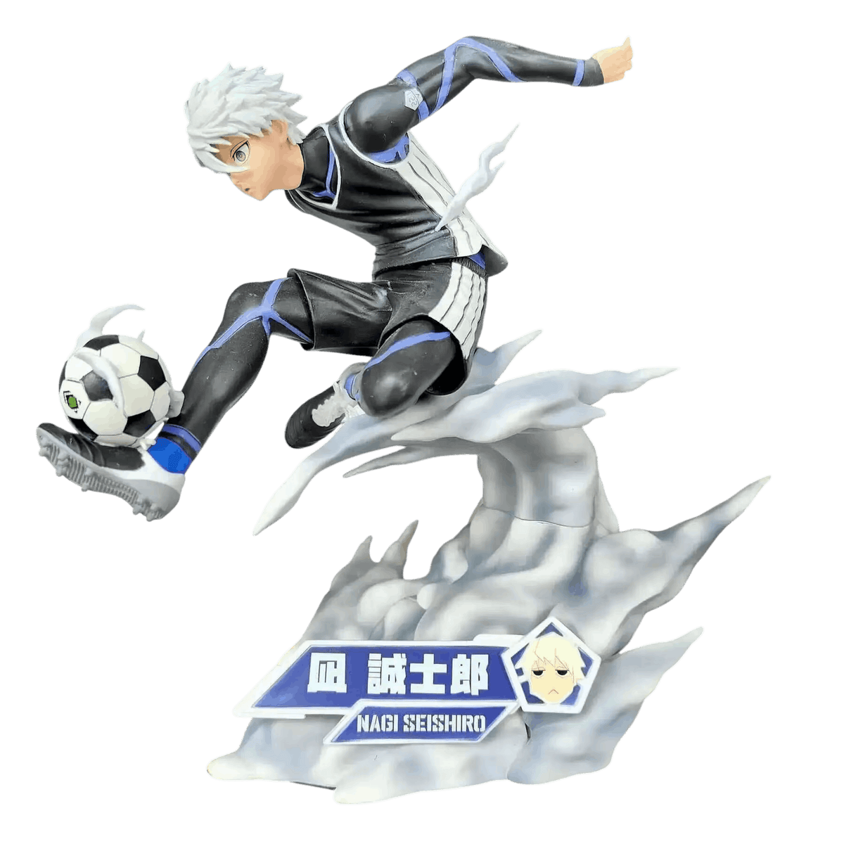 Figurine Nagi Seishiro (Blue Lock), 21 cm, socle en vague sculptée avec plaque nominative — détourée, vue sans décor.