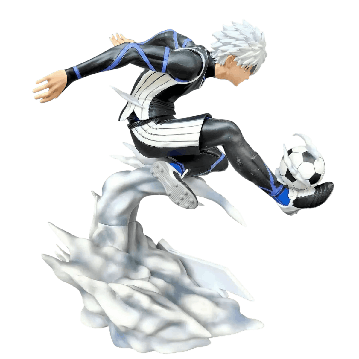 Figurine Nagi Seishiro (Blue Lock), 21 cm, ballon pris dans la vague, à hauteur du pied — détourée, vue sans décor.