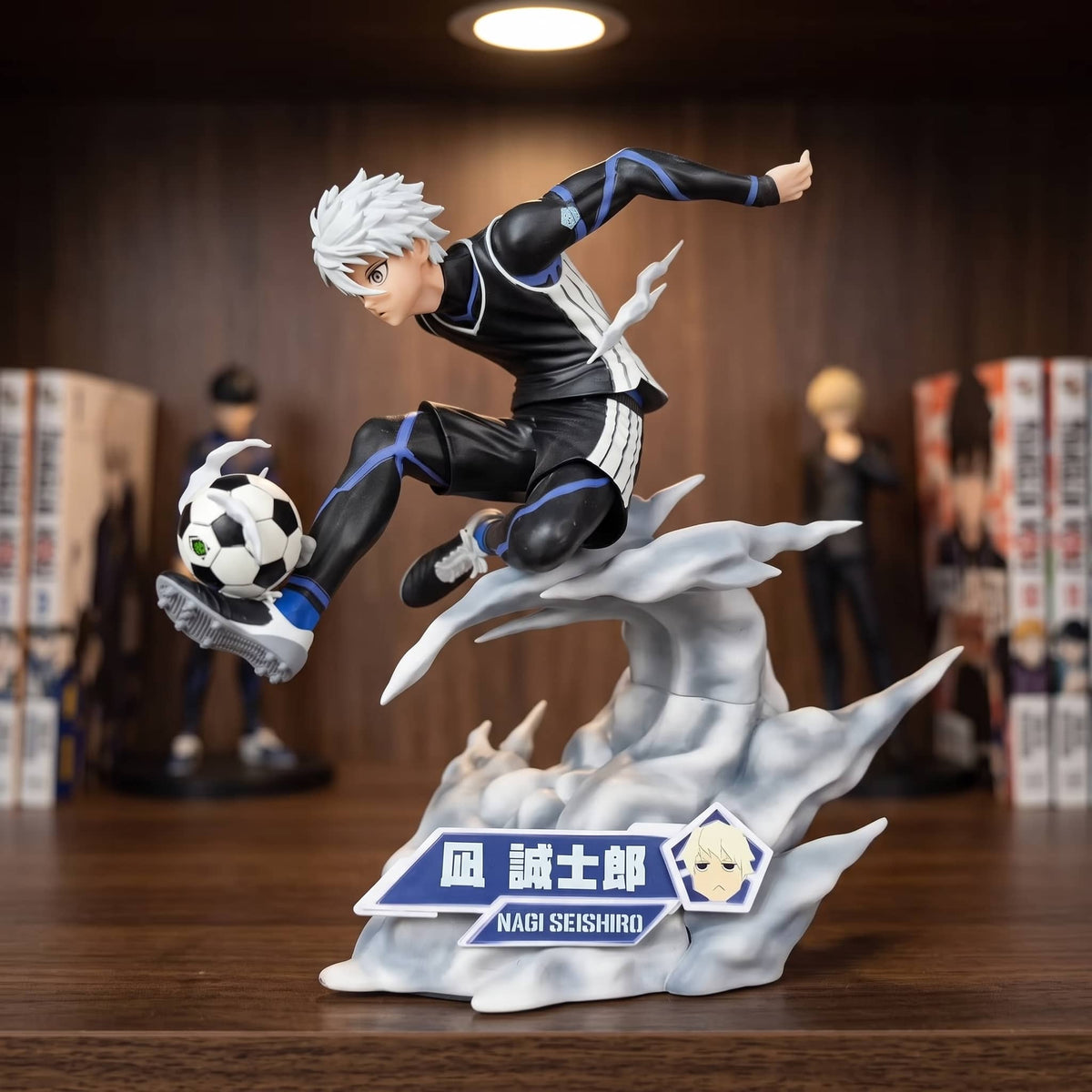 Figurine Nagi Seishiro (Blue Lock), 21 cm, la plus grande pièce de notre gamme Blue Lock — posée sur une étagère en bois.