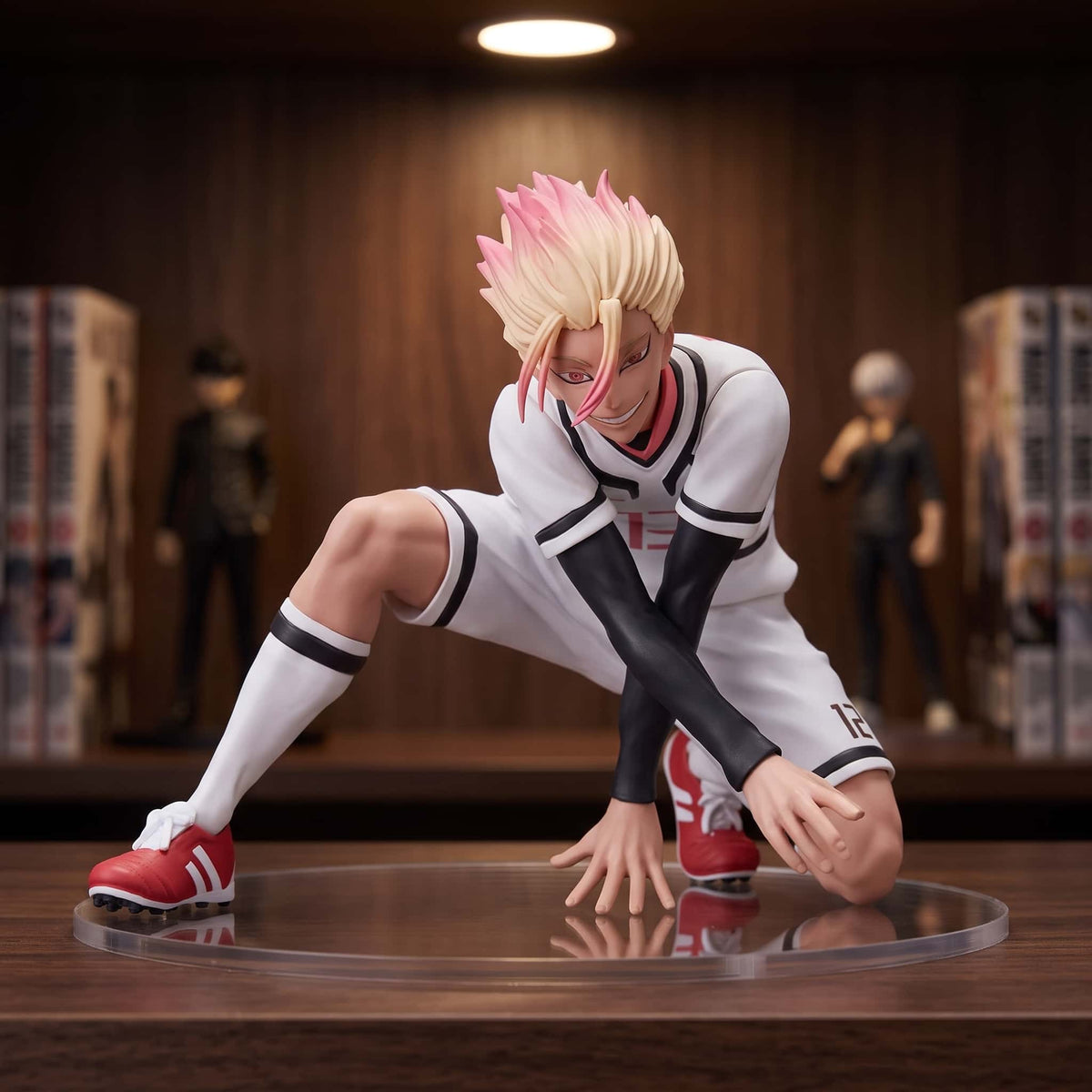 Figurine Shidou Ryusei (Blue Lock), départ accroupi, main au sol — l'instant d'avant l'action — posée sur une étagère en bois.