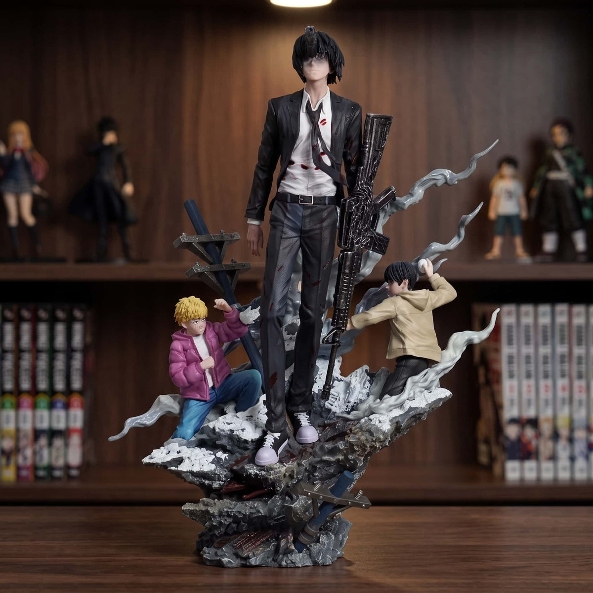 Figurine Le Démon Flingue (Chainsaw Man), 33 cm, — posée sur une étagère en bois.