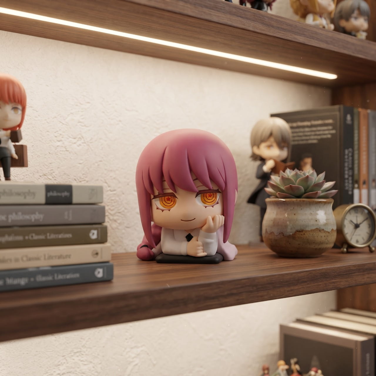 Figurine chibi Makima exposée sur une étagère (décor non inclus)