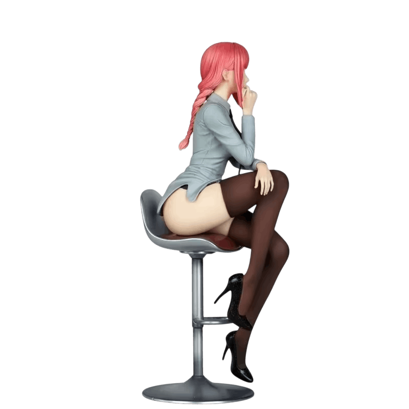 Figurine Makima assise Chainsaw Man - profil sur son tabouret