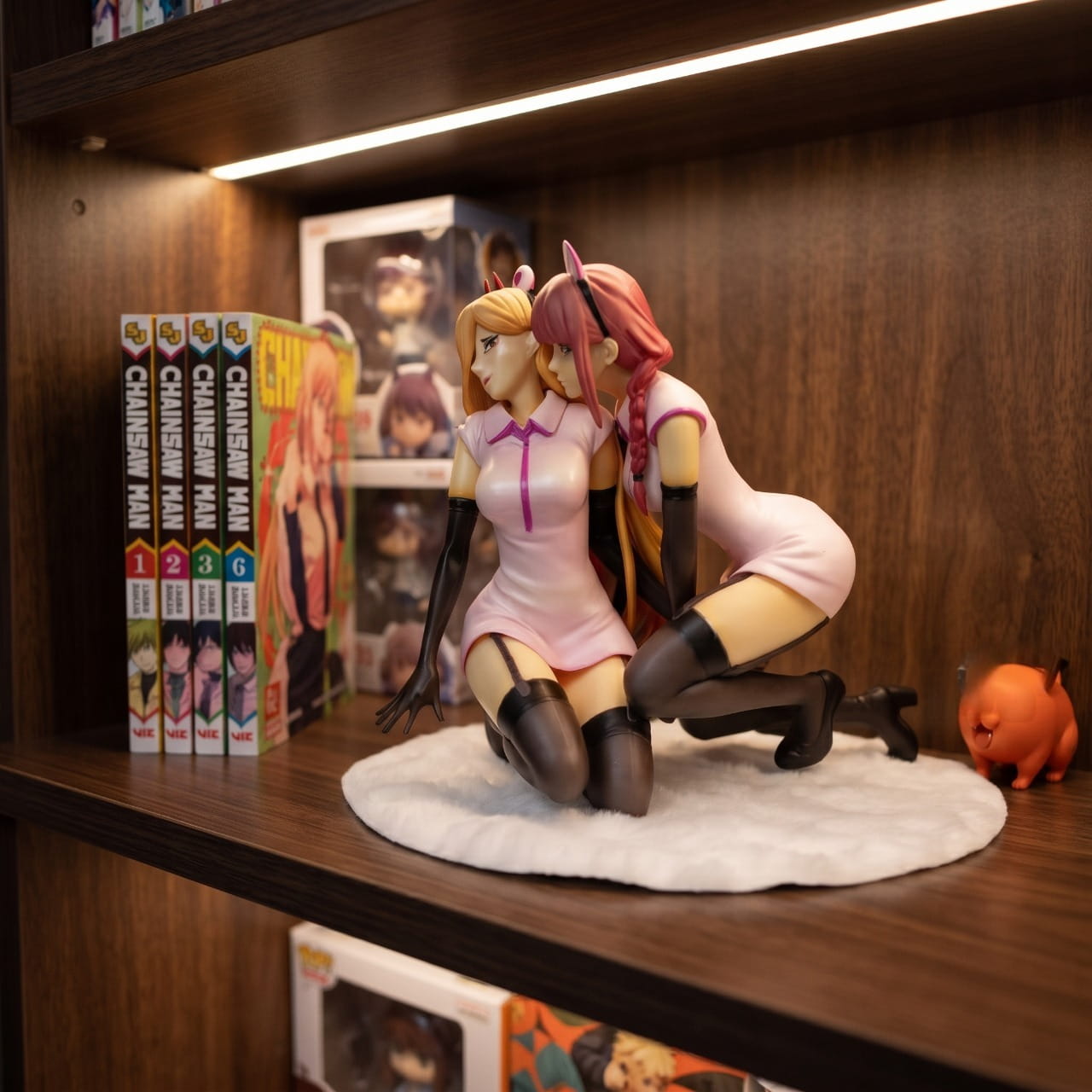 Figurine Power Chainsaw Man exposee sur une etagere (decor non inclus)