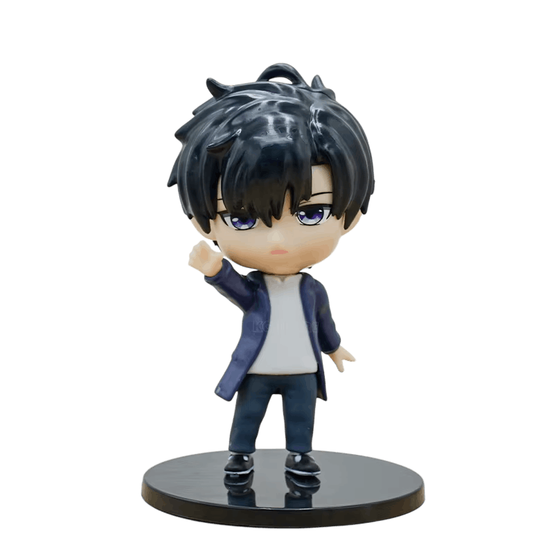 Figurine chibi Sung Jinwoo à grosse tête, manteau bleu nuit sur t-shirt blanc, socle noir, détourée sur fond blanc
