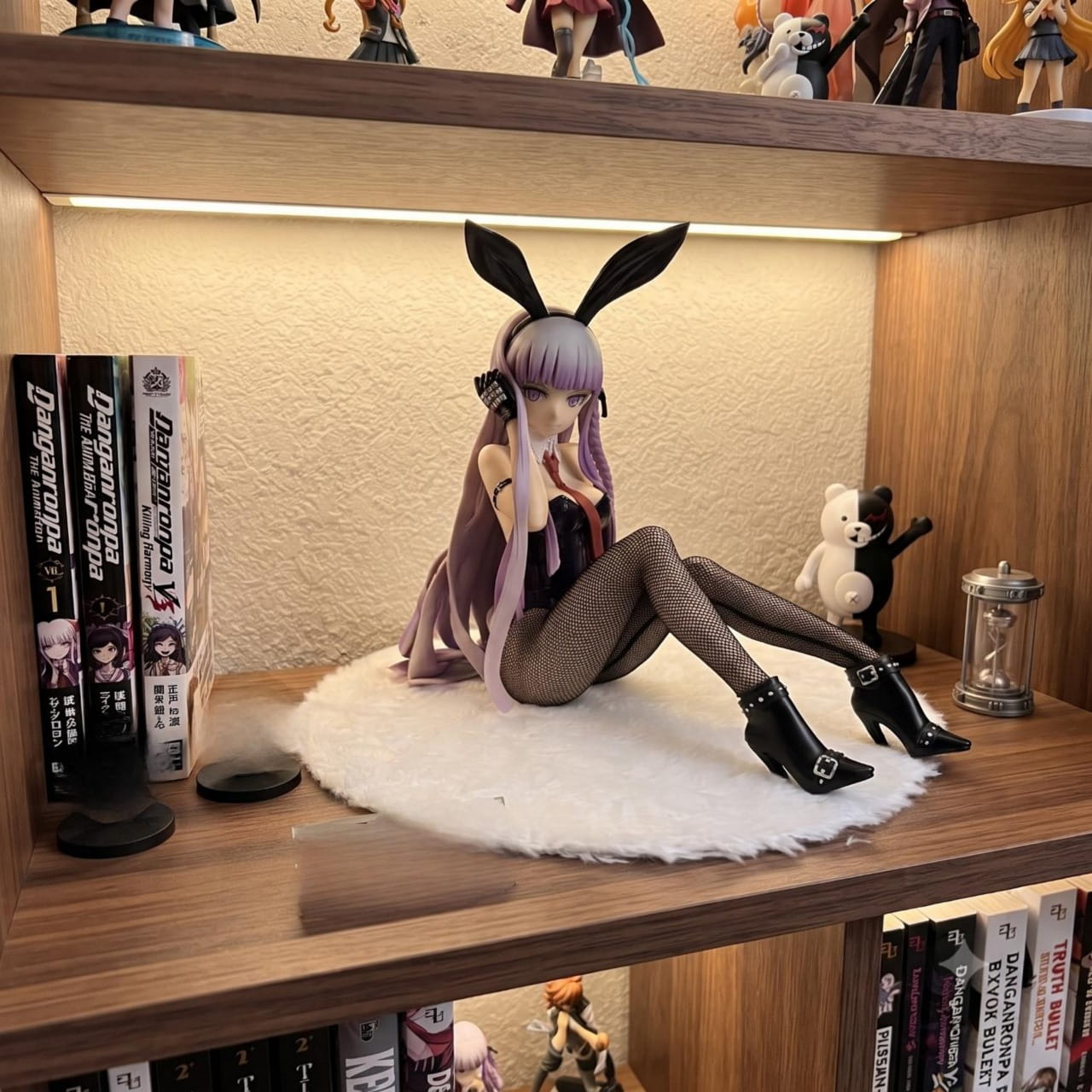 Figurine Kyoko Kirigiri bunny girl exposée sur une étagère (décor non inclus)