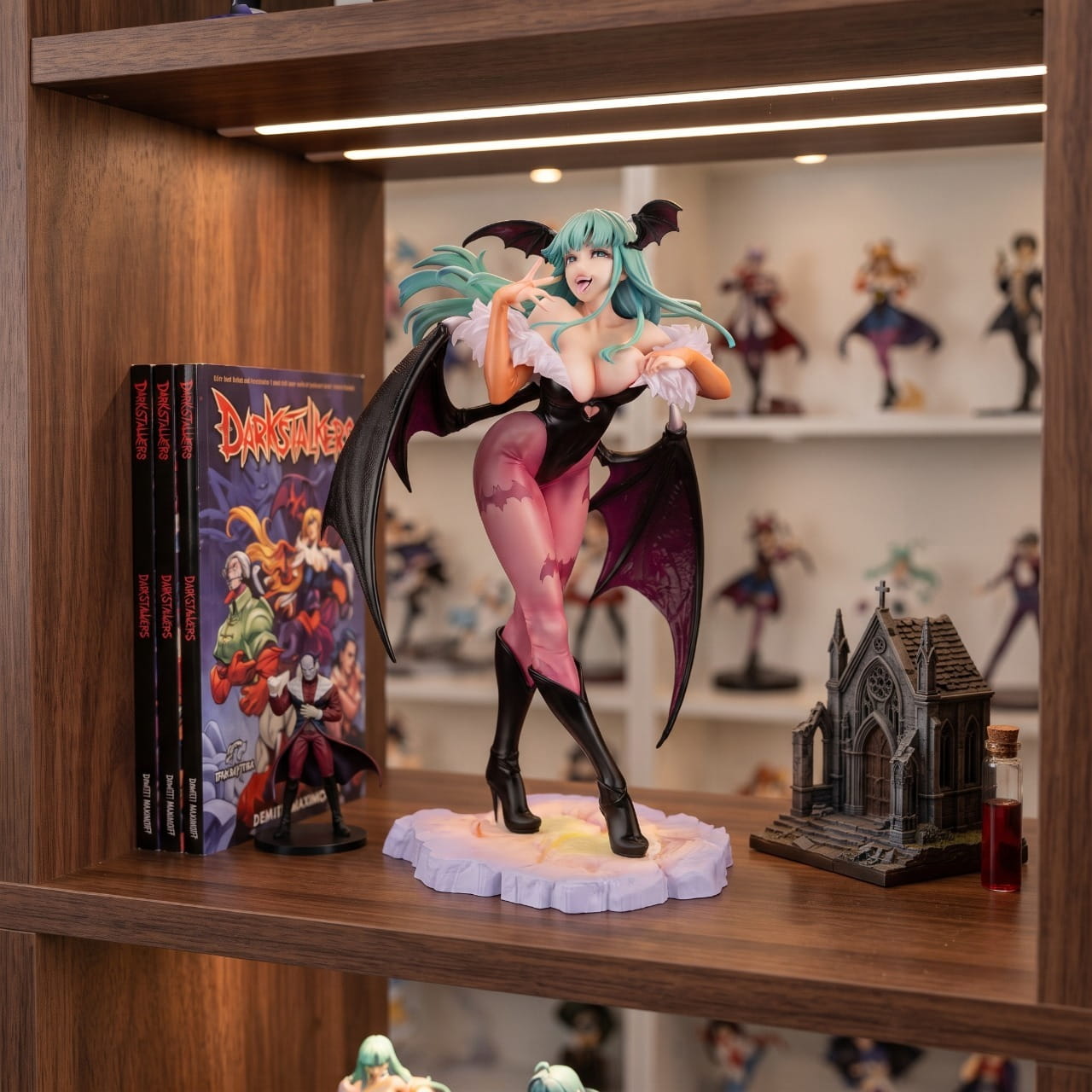 Figurine Morrigan Aensland Darkstalkers exposée sur une étagère (décor non inclus)