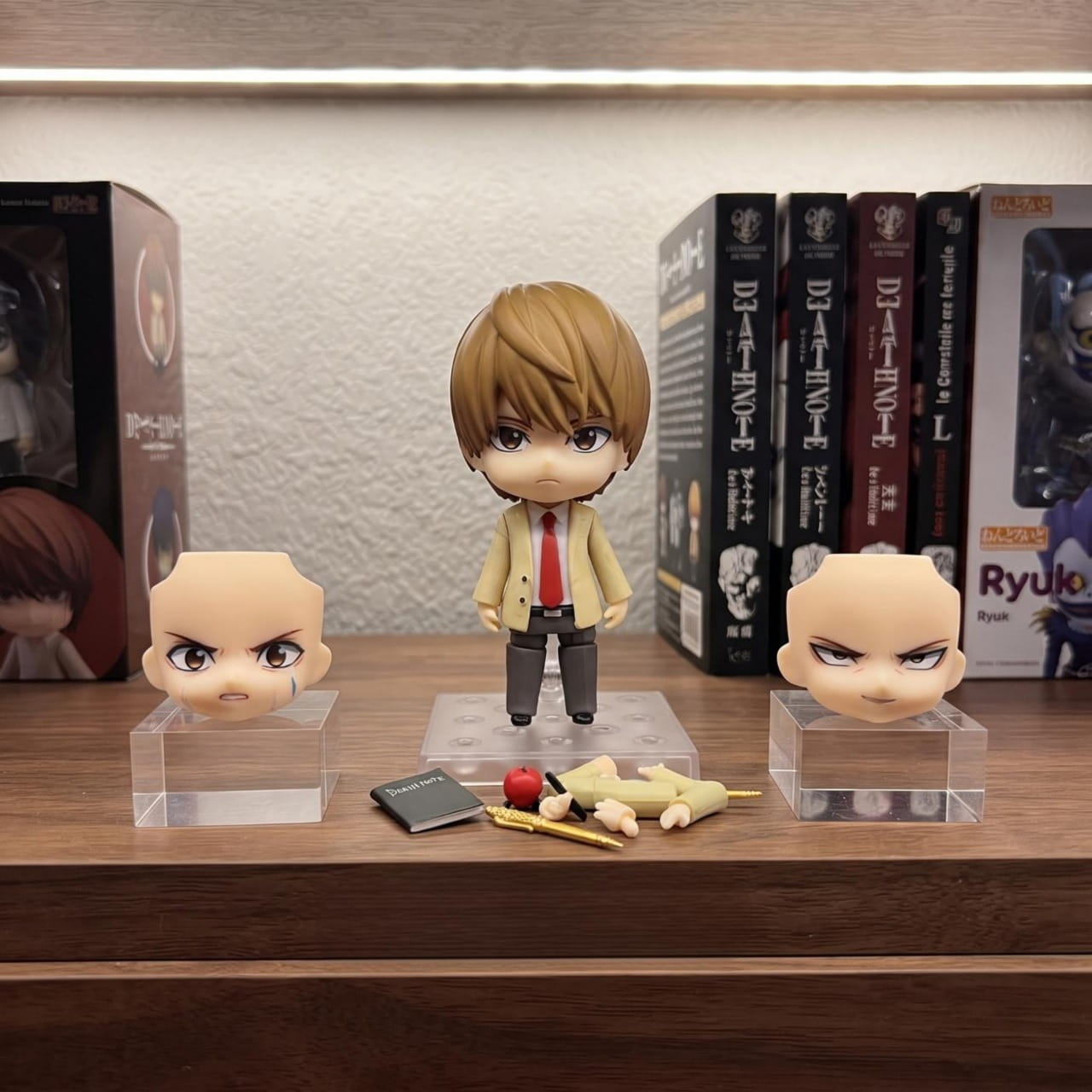 Figurine chibi Yagami Light exposée sur une étagère (décor non inclus)