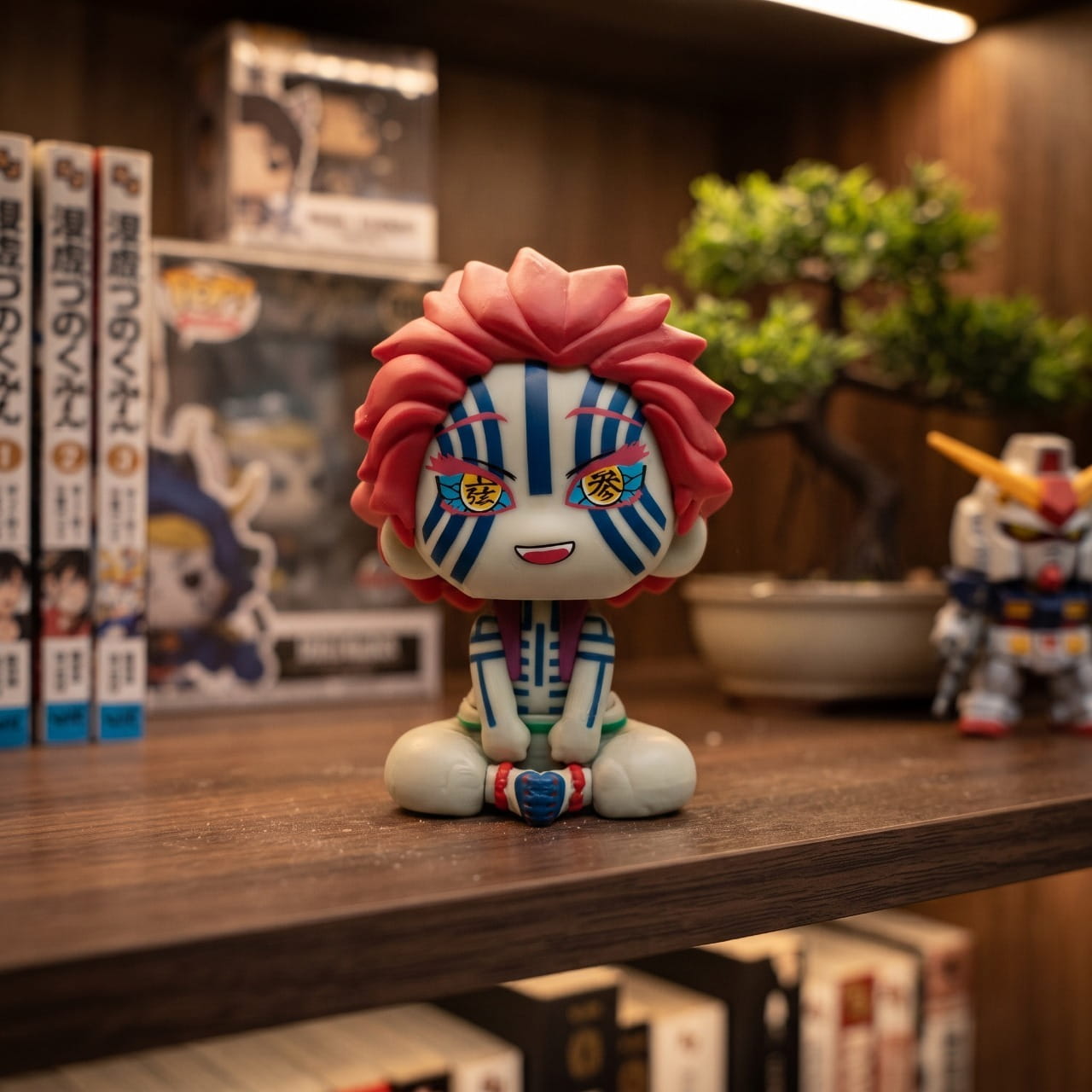 Figurine chibi Akaza assis, exposée sur une étagère (décor non inclus)