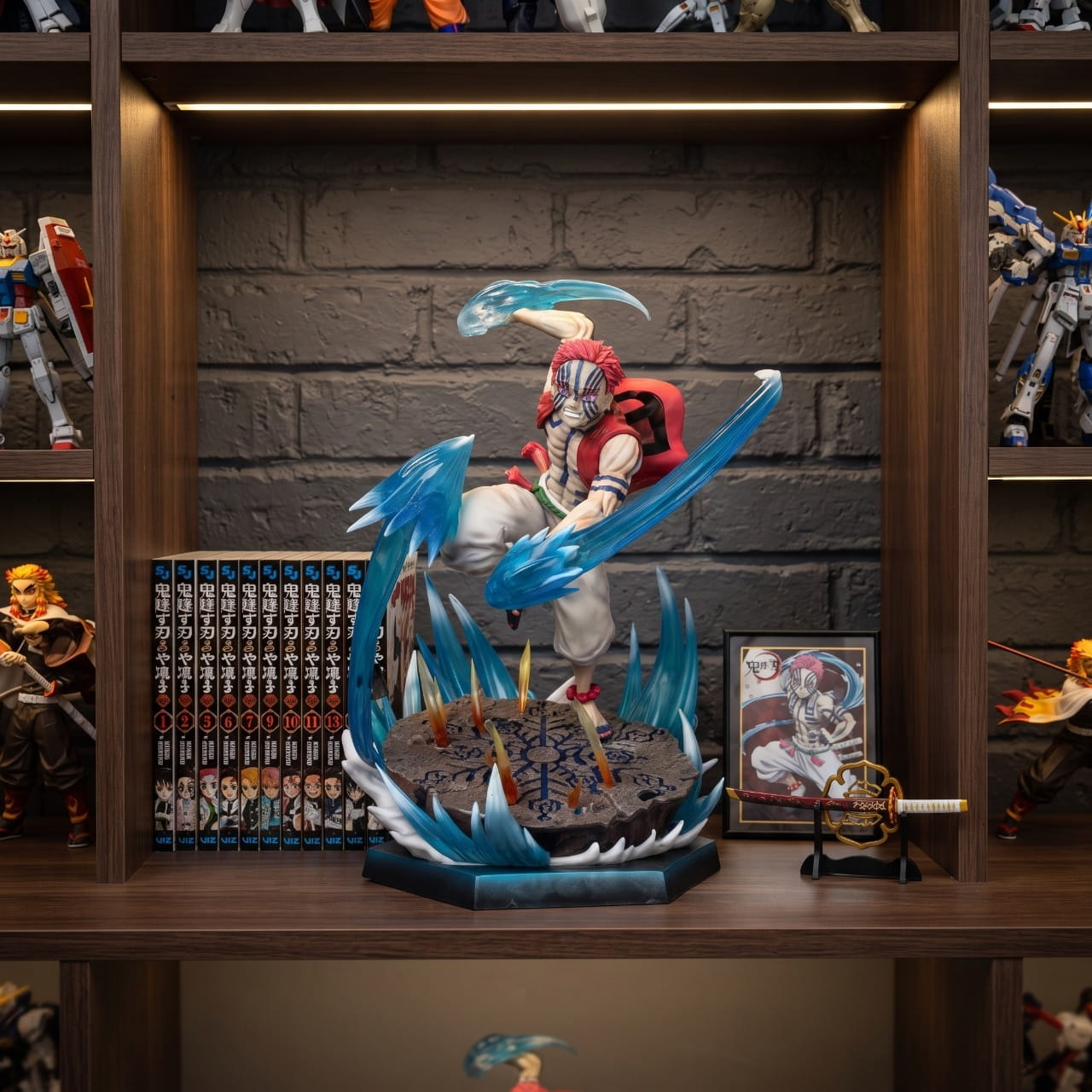 Figurine Akaza technique de destruction Demon Slayer - exposee sur une etagere (decor non inclus)