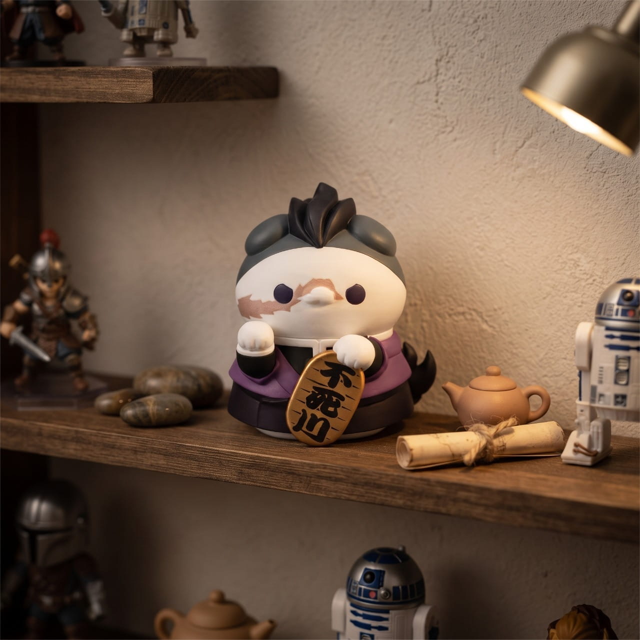 Figurine maneki-neko de Genya, chat à la brosse noire et cicatrice, plaque 不死川 — Demon Slayer