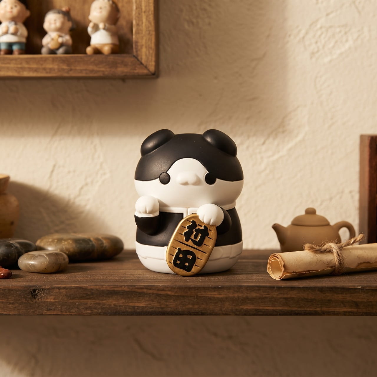 Figurine maneki-neko de Murata, chat noir et blanc en uniforme, plaque 村田 — Demon Slayer
