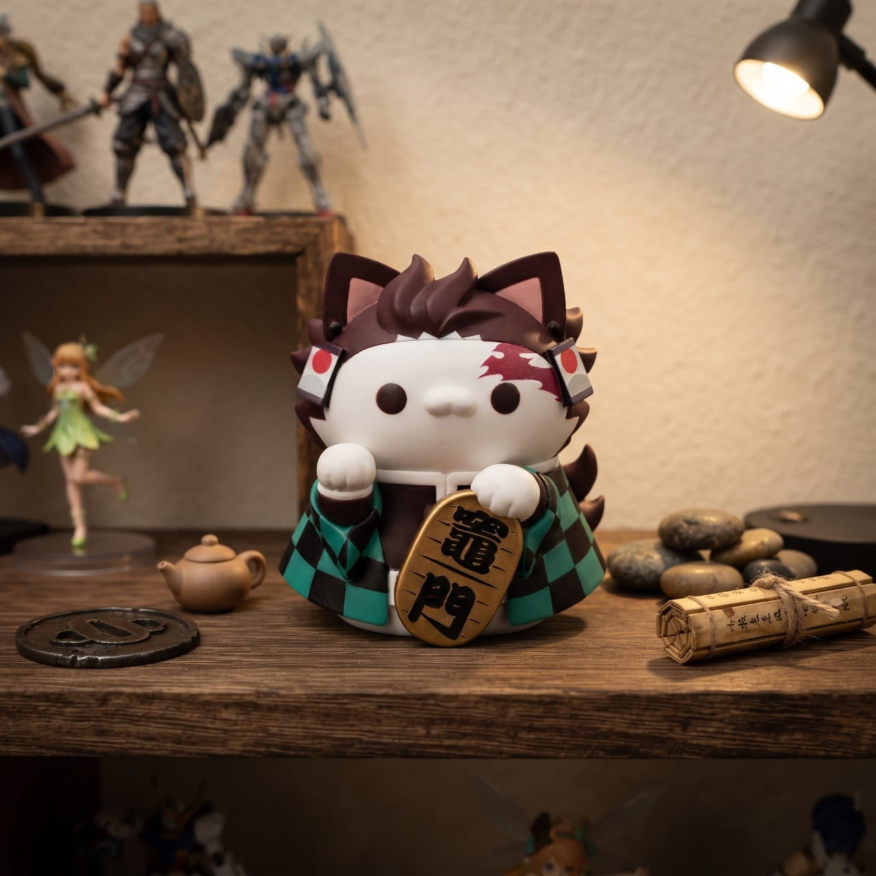 Figurine maneki-neko de Tanjiro, chat au haori damier vert et noir, plaque 竈門 — Demon Slayer