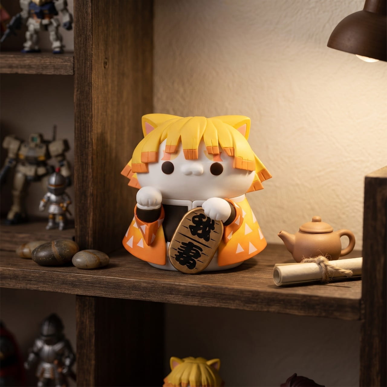 Figurine maneki-neko de Zenitsu, chat jaune au haori d'éclairs, plaque 我妻 — Demon Slayer