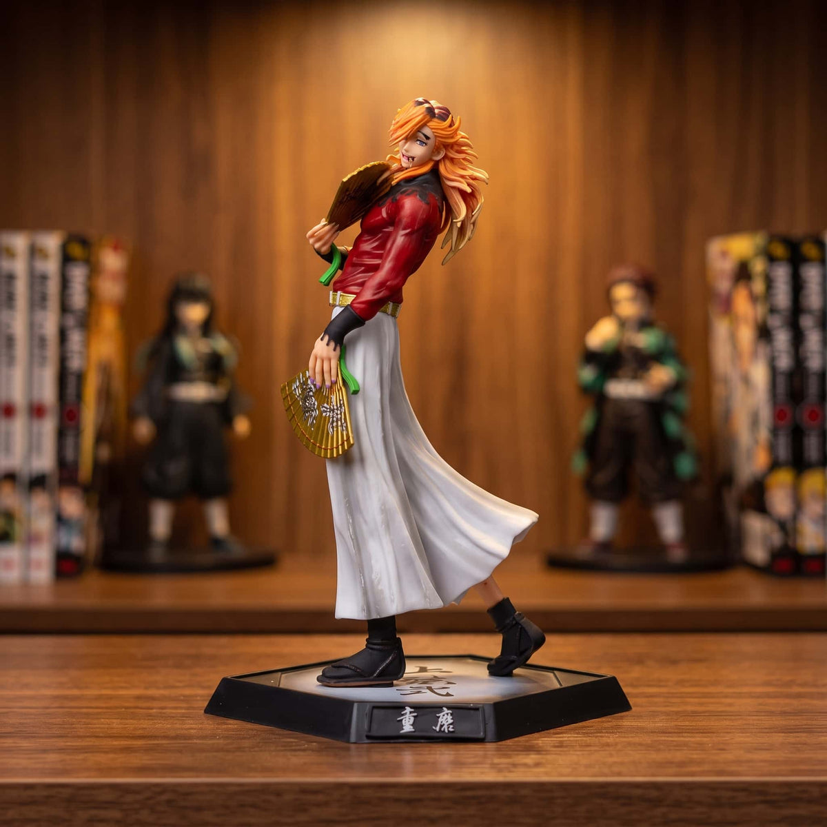Figurine Douma Lune Supérieure Deux Demon Slayer - exposee sur une etagere (decor non inclus)