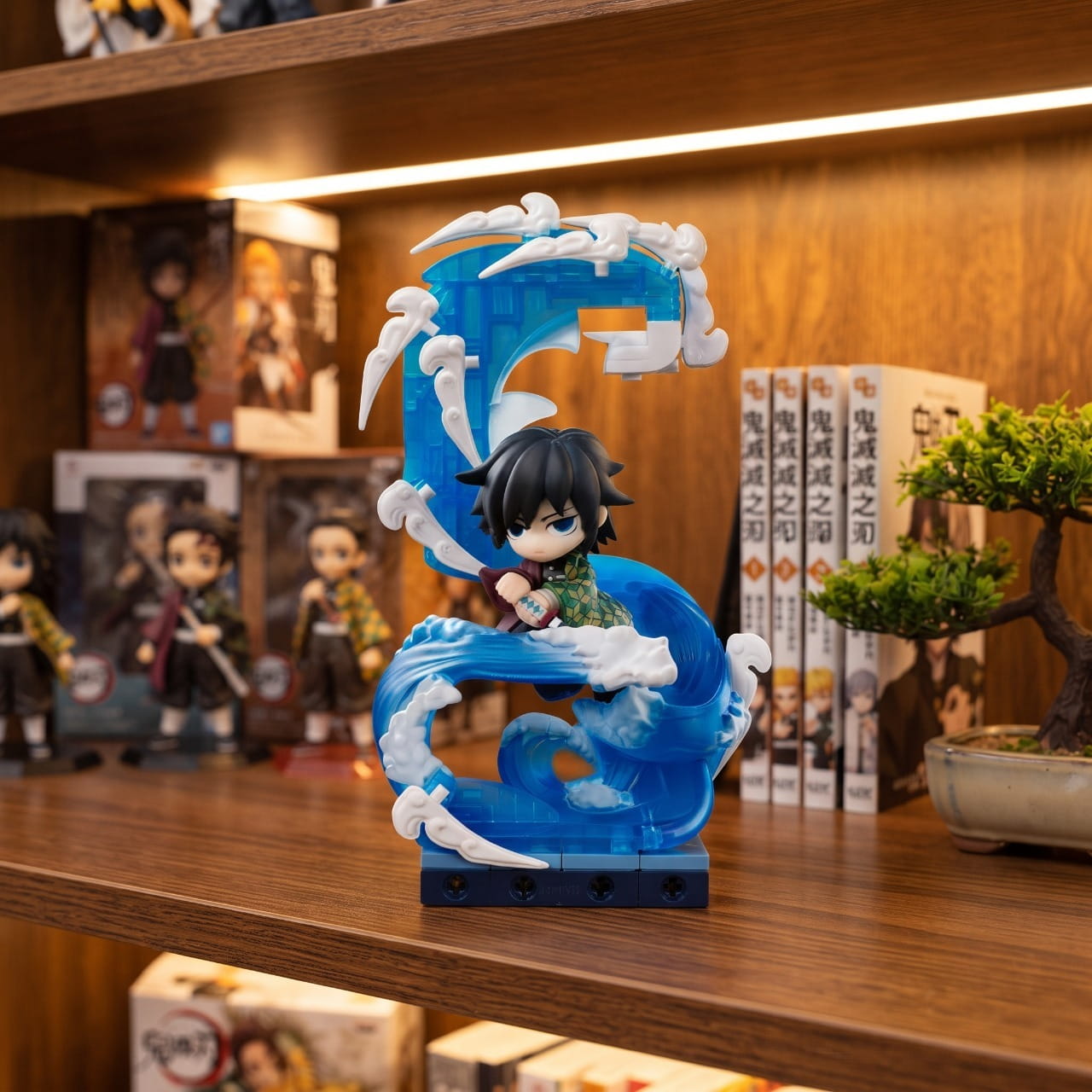 Figurine chibi Giyu Tomioka — dragon d'eau bleu translucide enroulé autour de lui — Demon Slayer, étagère (décor non inclus)
