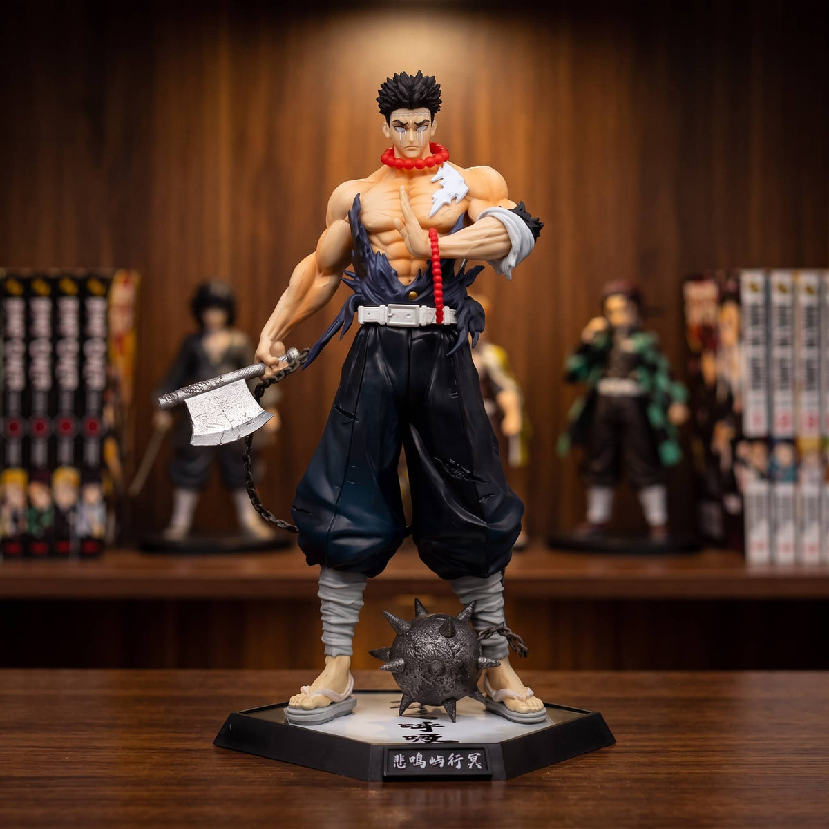 Figurine Gyomei Himejima Pilier du Rocher Demon Slayer - exposee sur une etagere (decor non inclus)